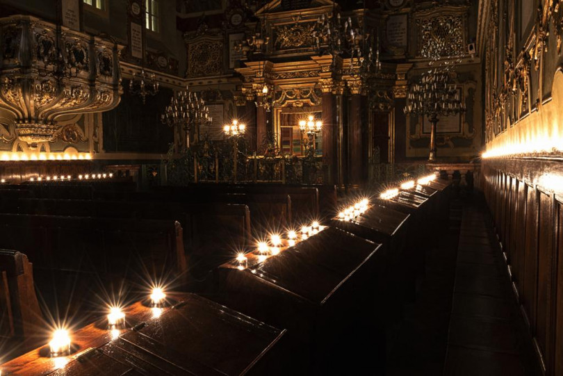 Luci accese alla Sinagoga di Casale per ricordare la Notte dei Cristalli